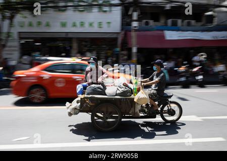 Homme roulant sur le chariot avant et livraison chauffeur sans casques à Bangkok Thaïlande. Banque D'Images