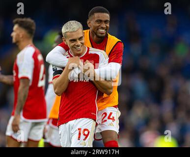 Londres, Royaume-Uni. 18 septembre 2023. Le buteur d'Arsenal Leandro Trossard (L) célèbre avec son coéquipier Reiss Nelson après un match de Premier League anglaise entre Everton et Arsenal à Liverpool, en Grande-Bretagne, le 17 septembre 2023. Crédit : Xinhua/Alamy Live News Banque D'Images