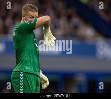 Londres, Royaume-Uni. 18 septembre 2023. Le gardien de but d'Everton, Jordan Pickford, réagit lors d'un match de Premier League anglaise entre Everton et Arsenal à Liverpool, en Grande-Bretagne, le 17 septembre 2023. Crédit : Xinhua/Alamy Live News Banque D'Images