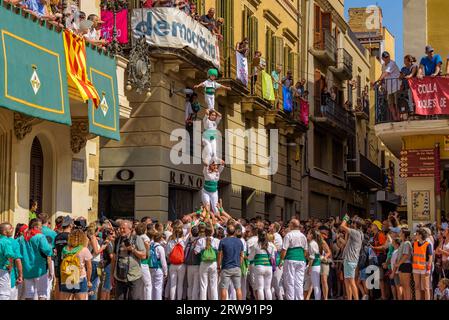 Castells (tours humaines) le jour Sant Fèlix de 2022. Le festival principal de Vilafranca del Penedès (Barcelone, Catalogne, Espagne) Banque D'Images