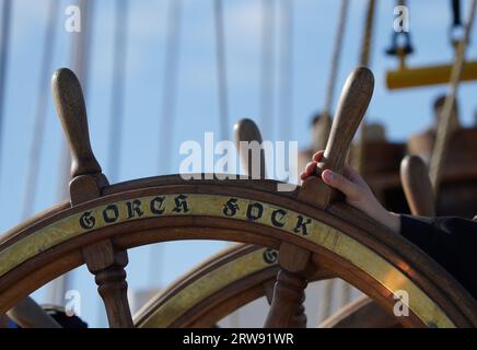 Kiel, Allemagne. 14 septembre 2023. 'Gorch Fock' est écrit sur le volant sur le pont du voilier-école 'Gorch Fock'. L'équipage régulier du navire d'entraînement à voile de la Marine, le Gorch Fock, n'est pas encore complet. L'équipage comprend actuellement 90 femmes et hommes, 130 sont idéaux, selon des sources de la Marine. Crédit : Marcus Brandt/dpa/Alamy Live News Banque D'Images