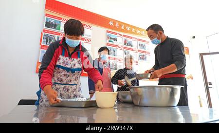 COMTÉ de LUANNAN, Chine - 11 octobre 2021 : le personnel de cuisine de la petite cantine pour les personnes âgées sert de la nourriture et des légumes pour les personnes âgées, Chin Nord Banque D'Images