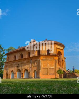 Vue latérale du rang Ghar historique, le rang Ghar historique de l'Assam. Banque D'Images