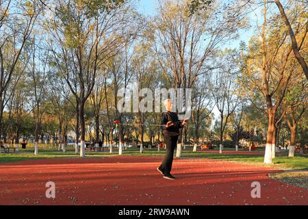 COMTÉ de LUANNAN, Chine - 27 octobre 2021 : les citoyens secouent diabolo fitness dans le grove, en Chine du Nord Banque D'Images