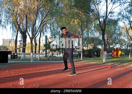 COMTÉ de LUANNAN, Chine - 27 octobre 2021 : les citoyens secouent diabolo fitness dans le grove, en Chine du Nord Banque D'Images