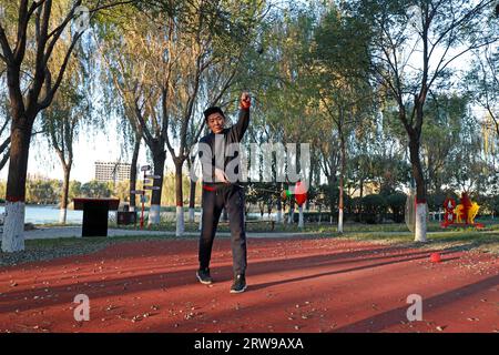 COMTÉ de LUANNAN, Chine - 27 octobre 2021 : les citoyens secouent diabolo fitness dans le grove, en Chine du Nord Banque D'Images