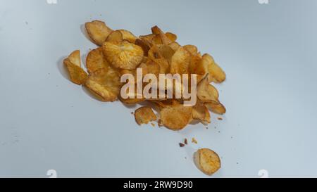 Keripik singkong. Croustilles de manioc épicées. Isolé sur fond blanc Banque D'Images