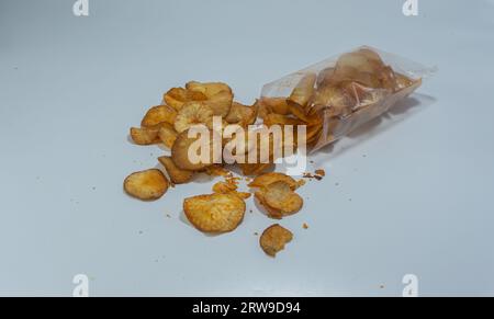 Keripik singkong. Croustilles de manioc épicées. Isolé sur fond blanc Banque D'Images