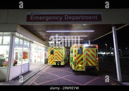 Photo de dossier datée du 15/11/22 d'une vue générale du service des accidents et des urgences à l'hôpital régional de Craigavon près de Belfast. La formation du personnel de première ligne sur la façon de détecter les caillots sanguins à l'aide d'ultrasons pourrait réduire de près de moitié les temps d'attente A et E, ont suggéré les chercheurs. Date de parution : lundi 18 septembre 2023. Banque D'Images