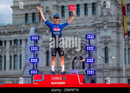 Madrid, Espagne. 17 septembre 2023. Kaden Groves (Alpecin Deceuninck) remporte la 21e étape de la course cycliste espagnole la Vuelta sur le podium de la Plaza de Cibeles le 16 septembre 2023 à Madrid, Espagne crédit : Independent photo Agency/Alamy Live News Banque D'Images