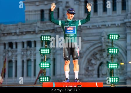 Madrid, Espagne. 17 septembre 2023. Kaden Groves (Alpecin Deceuninck) reçoit le maillot vert en tant que cycliste ayant marqué le plus de points de la course cycliste espagnole la Vuelta sur le podium de la Plaza de Cibeles le 16 septembre 2023 à Madrid, Espagne crédit : Independent photo Agency/Alamy Live News Banque D'Images