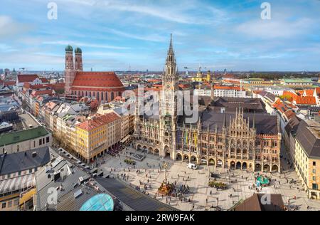Vue panoramique de Munich avec l'hôtel de ville néo-gothique et l'église Frauenkirche Banque D'Images