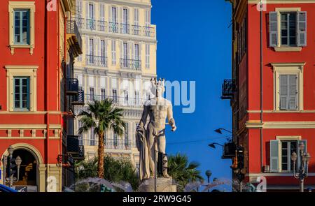 Nice, France - 29 mai 2023 : célèbre fontaine du Soleil avec la statue d'Apollon sur la place Massena, Côte d'Azur, Sud de la France Banque D'Images