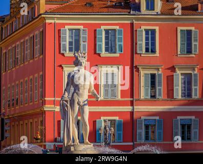 Nice, France - 29 mai 2023 : célèbre fontaine du Soleil avec la statue d'Apollon sur la place Massena, Côte d'Azur, Sud de la France Banque D'Images