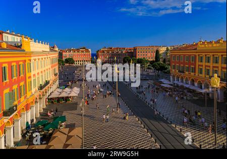 Nice, France - 29 mai 2023 : les touristes visitent la place Masséna principal monument commercial et culturel avec des bâtiments colorés ornés et la Fontaine du Soleil Banque D'Images