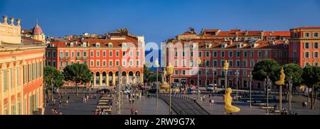 Nice, France - 29 mai 2023 : les touristes visitent la place Masséna principal monument commercial et culturel avec des bâtiments colorés ornés et la Fontaine du Soleil Banque D'Images