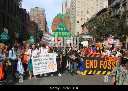 2023 mars pour mettre fin aux combustibles fossiles, 51st St et 1st Ave, Upper East Side, New York, NY États-Unis. 17 septembre 2023. Assisté par une foule dépassant les estimations de trois fois, et en tête d'affiche par OAC, le 2023 mars pour mettre fin aux combustibles fossiles a eu lieu pendant la semaine de l'AGNU 2023 à New York. Crédit : ©Julia Mineeva/EGBN TV News/Alamy Live News Banque D'Images