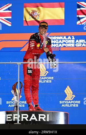 Singapour. 17 septembre 2023. Le pilote Ferrari Carlos Sainz, d’Espagne, célèbre avec du champagne sur le podium après avoir remporté la Formule 1 Singapore Grand Prix Night Race au Marina Bay Street circuit, le 17 septembre 2023. Crédit : puis Chih Wey/Xinhua) (puis Chih Wey/Xinhua/Alamy Live News Banque D'Images