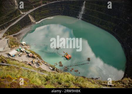 L'ancienne mine d'Ertsberg qui est maintenant inondée d'eau Banque D'Images