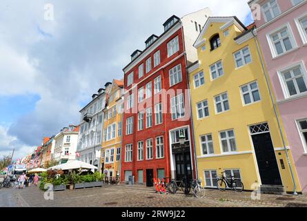 Façades colorées et vieux navires le long du canal Nyhavn à Copenhague, Danemark. Banque D'Images