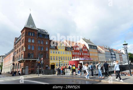 Façades colorées et vieux navires le long du canal Nyhavn à Copenhague, Danemark. Banque D'Images