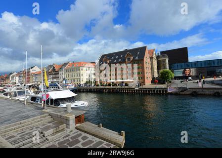 Façades colorées et vieux navires le long du canal Nyhavn à Copenhague, Danemark. Banque D'Images