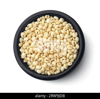 Millet soufflé isolé sur fond blanc, vue de dessus Banque D'Images