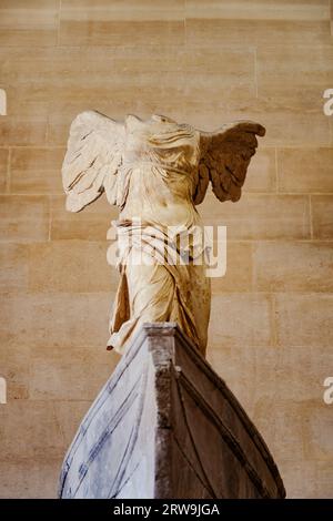 La victoire ailée de Samothrace, ou la Nike de Samothrace. Exposé au musée du Louvre à Paris, en haut de l'escalier principal, depuis 1884 Banque D'Images