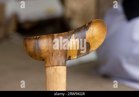 Armature de Keris, kris, couteau cérémonial, gaine asymétrique de poignard de l'île de Java, Indonésie, fabriqué à partir de Timoho, arbre invité (Kleinhovia hospita L Banque D'Images