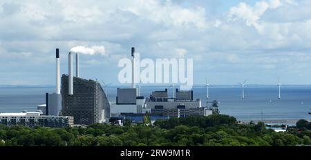 Vue de la centrale électrique HOFOR - Amagerværket depuis l'église de notre Sauveur à Copenhague, Danemark. Banque D'Images