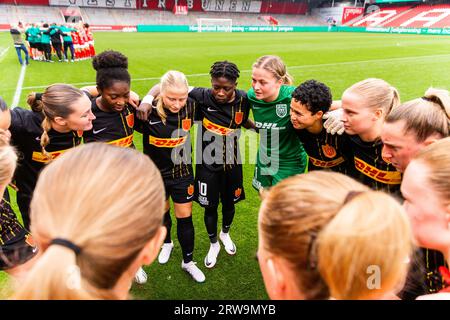 Aalborg, Danemark. 17 septembre 2023. Les joueurs du FC Nordsjaelland vus dans un caucus avant le match de Gjensidige Kvindeliga entre AAB Women et le FC Nordsjaelland à Aalborg Portland à Aalborg. (Crédit photo : Gonzales photo - Balazs Popal). Banque D'Images