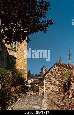 Entrée au Château de l’Ychairie Basse avec vue sur Eglise de Saint-Sauveur, Puy-l’Évêque, département du Lot, France Banque D'Images