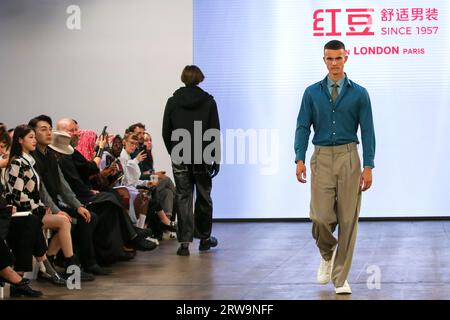 Londres, Royaume-Uni. 18 septembre 2023. Un mannequin présente une création de HOdo Menswear lors de la London Fashion week à Londres, Grande-Bretagne, le 17 septembre 2023. Crédit : Xinhua/Alamy Live News Banque D'Images