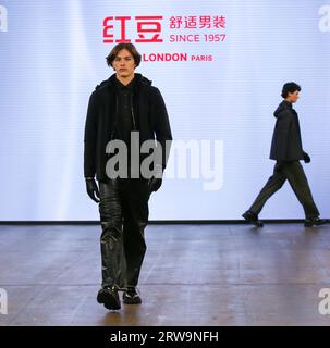 Londres, Royaume-Uni. 18 septembre 2023. Un mannequin présente une création de HOdo Menswear lors de la London Fashion week à Londres, Grande-Bretagne, le 17 septembre 2023. Crédit : Xinhua/Alamy Live News Banque D'Images