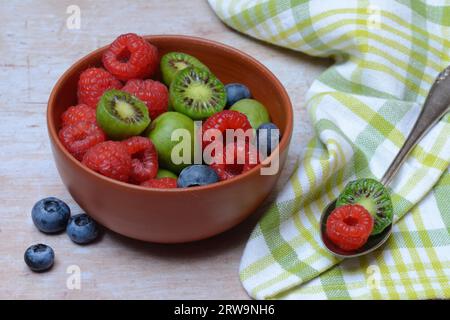 Fruits en coquille, framboises, bleuets, minikiwi Banque D'Images