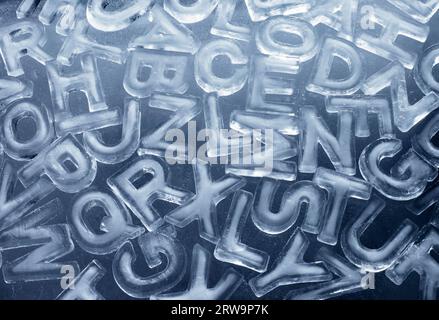 Différentes lettres faites de la vraie glace Banque D'Images