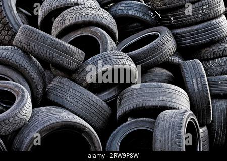 Pile de vieux pneus de voiture usagés Banque D'Images