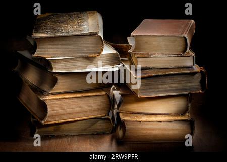 Photographie sombre et moody od od deux piles de vieux livres anciens usés Banque D'Images