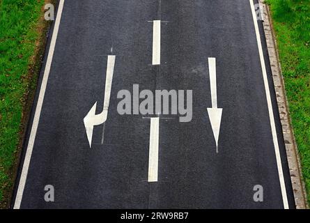 Autoroute avec voie de virage à droite et voie tout droit, détail, avec bande verte droite et gauche Banque D'Images