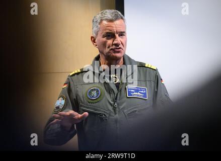 18 septembre 2023, Lettonie, Riga: le vice-amiral Frank Lenski, commandant de la flotte allemande et des forces de soutien, ainsi que l'inspecteur adjoint de la Marine, fournit des informations sur la manœuvre maritime majeure «côtes du Nord 23» dans la mer Baltique au large des côtes de la Lettonie lors d'un point de presse à l'aéroport de Riga. La manœuvre navale dirigée par l’Allemagne, qui se déroulera jusqu’au 23 septembre 2023, vise à exercer des procédures tactiques pour la défense nationale et de l’alliance dans les eaux proches du rivage. L'exercice, qui vise également à renforcer la coopération entre les pays de la région de la mer Baltique, implique 3 200 militaires et Banque D'Images