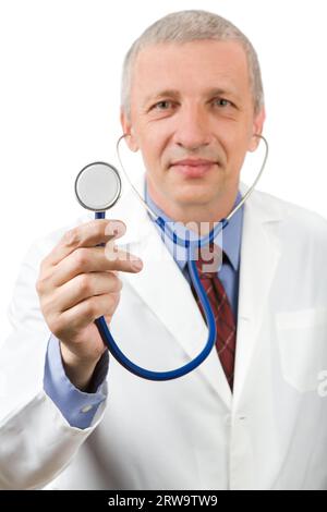 Médecin mûr souriant. Concentrez-vous sur le stéthoscope Banque D'Images