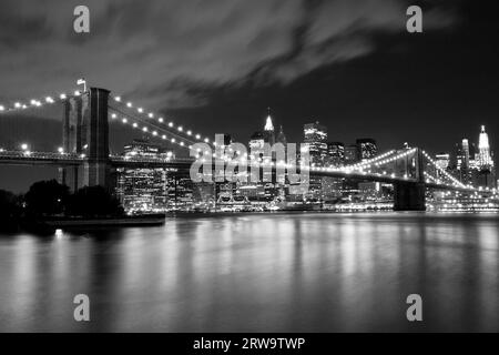 Pont de Brooklyn en noir et blanc. Scène nocturne Banque D'Images