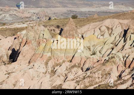 Ballon au-dessus des formations rocheuses de Cappadoce, Turquie Banque D'Images