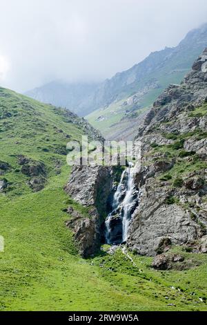 Cascade dans les montagnes Tien Shan, Kirghizistan Banque D'Images