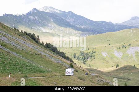 Vacances en camping-car Dolomites, camping-car sur le sentier étroit Banque D'Images