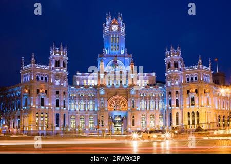 Palacio de Comunicaciones à Plaza de Cibeles illuminée la nuit dans la ville de Madrid, Espagne Banque D'Images