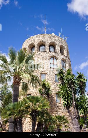 Ancienne tour de guet à Puerto Banus près de Marbella en Espagne, région Andalousie, province de Malaga Banque D'Images