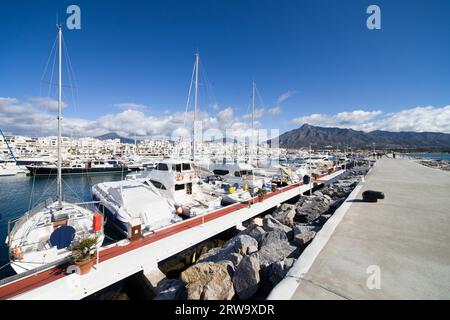 Marina et jetée à Puerto Banus près de Marbella sur la Costa del sol, Andalousie, sud de l'Espagne Banque D'Images