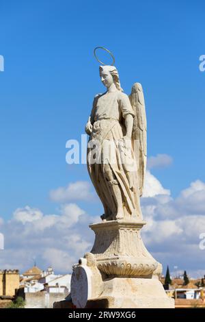 Statue de l'Archange Raphaël de 1651 par Bernabe Gomez del Rio sur le pont romain de Cordoue, Espagne Banque D'Images