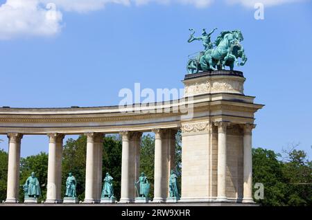 Monument du Millénaire sur la place des héros à Budapest, Hongrie avec statue du Dieu de la Guerre (bord supérieur intérieur de la colonnade gauche) Banque D'Images